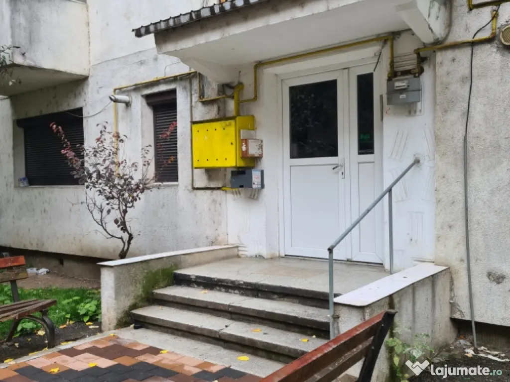 pf vând apartament două camere semidecomandate 