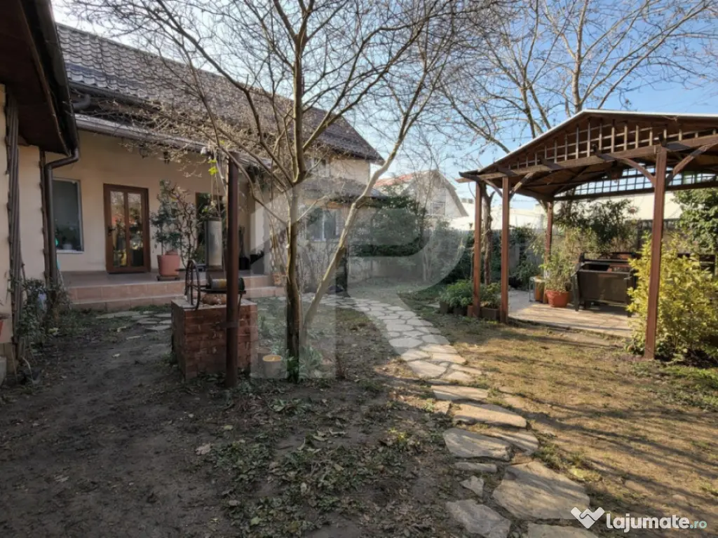 Casă spațioasă cu curte proprie 3 camere + birou Dobroe 