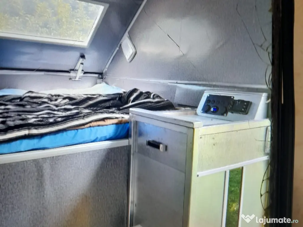 Mini-Rulotă Off-Grid Tip „A-Frame” – Pliabilă și Dotată Complet 