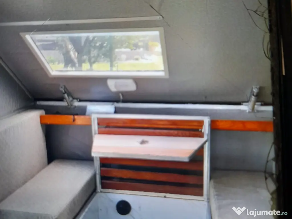 Mini-Rulotă Off-Grid Tip „A-Frame” – Pliabilă și Dotată Complet 