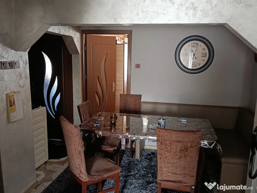 Apartament 3 camere, bucătărie, baie, două balcoane închise.