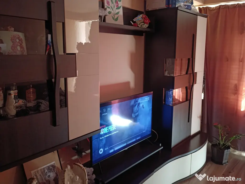 Apartament 3 camere, bucătărie, baie, două balcoane închise.