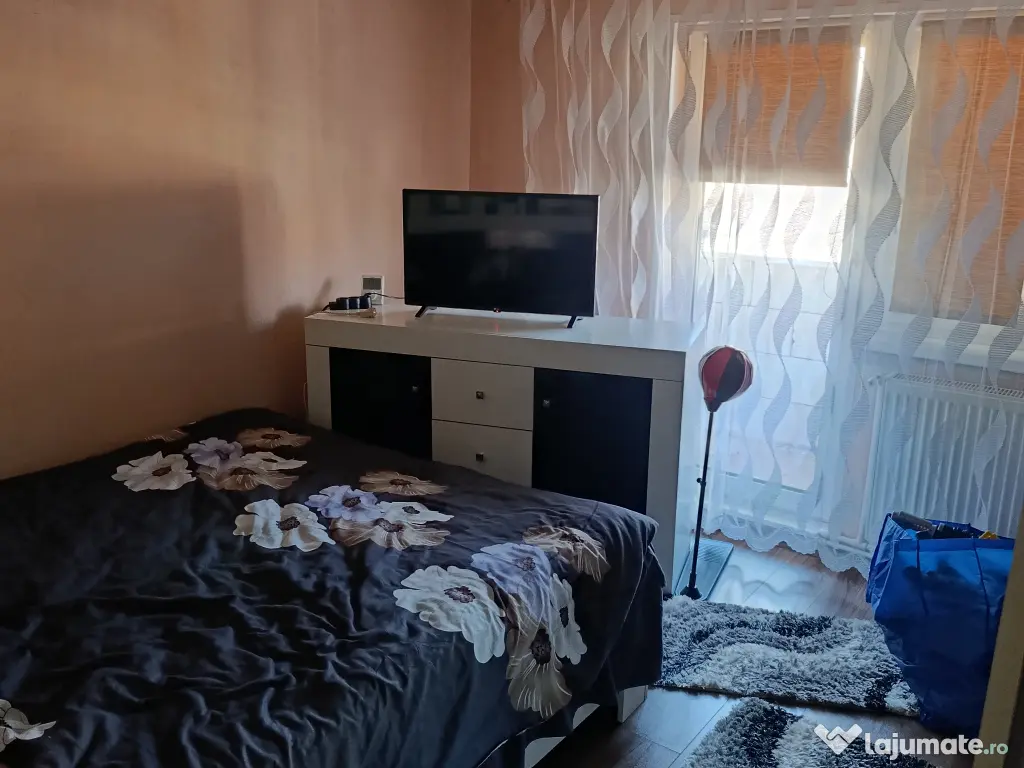 Apartament 3 camere, bucătărie, baie, două balcoane închise.