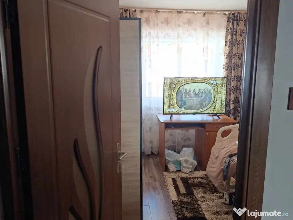 Apartament 3 camere, bucătărie, baie, două balcoane închise.