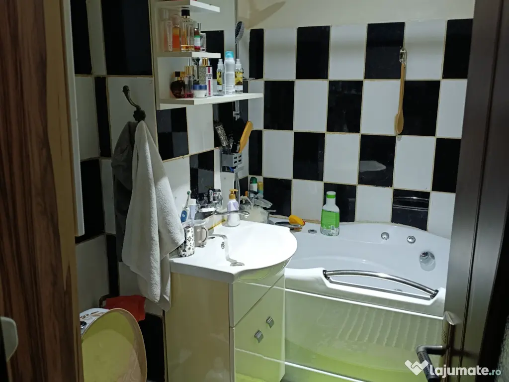 Apartament 3 camere, bucătărie, baie, două balcoane închise.