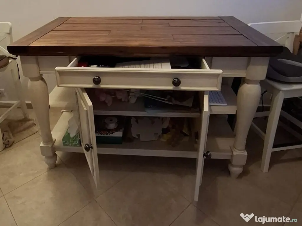 Insulă de bucătărie din lemn masiv – aspect rustic elegant 