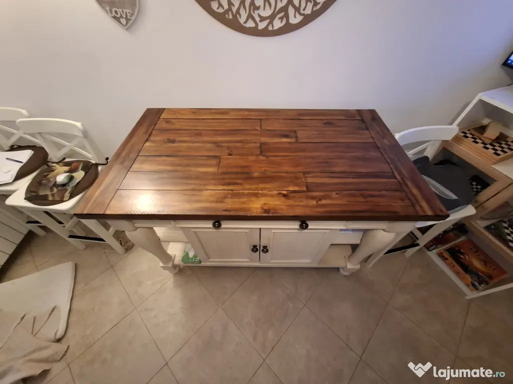 Insulă de bucătărie din lemn masiv – aspect rustic elegant 