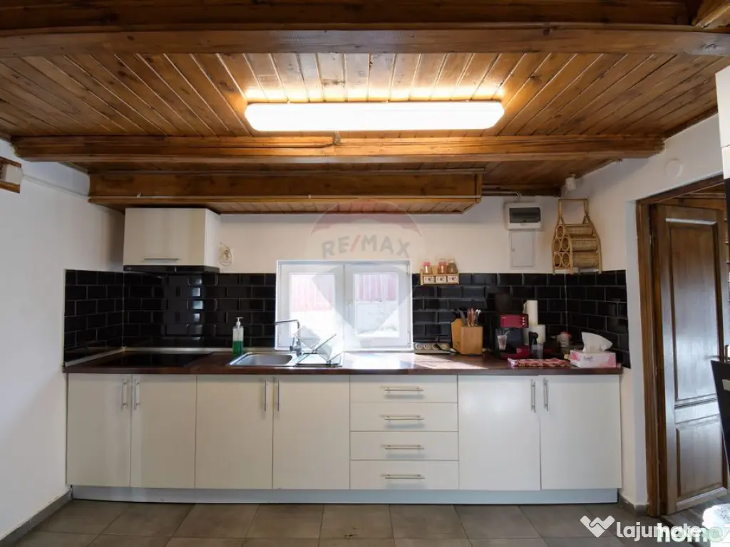 Vanzare Cabana cu 6 camere Muntele Baisorii 