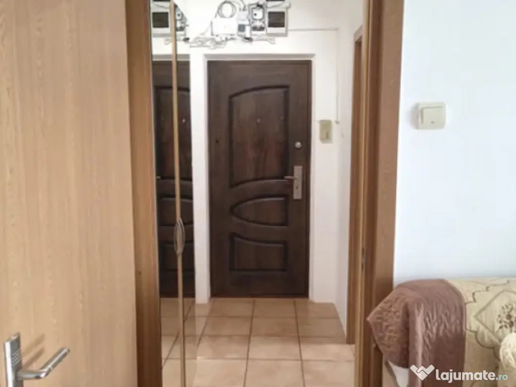 Apartament 2 camere, semidecomandat - zona Tractorul 