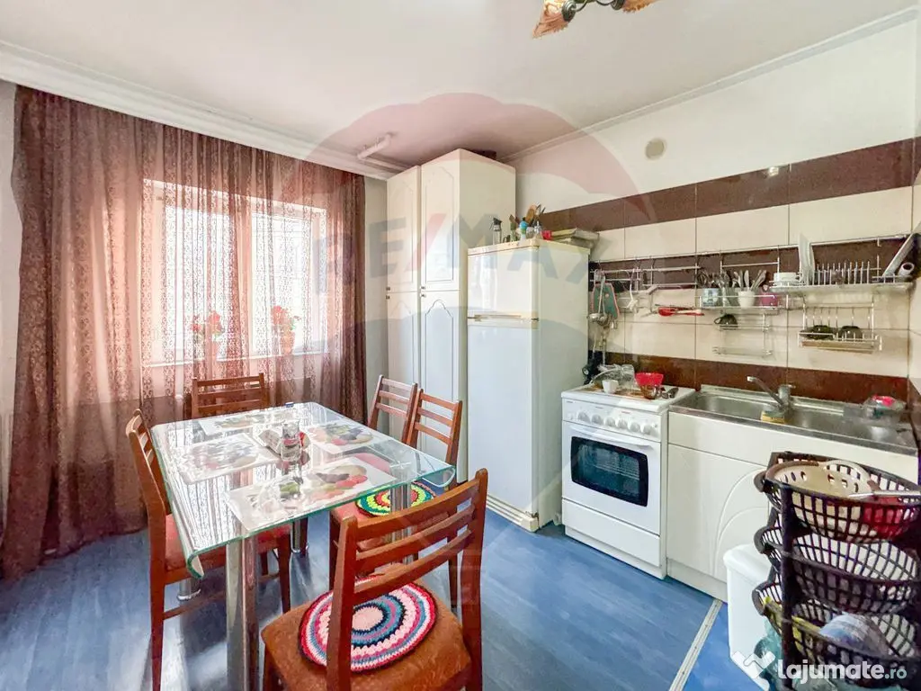 Clădire multifuncțională D+P+E+M situată în Constan?... 