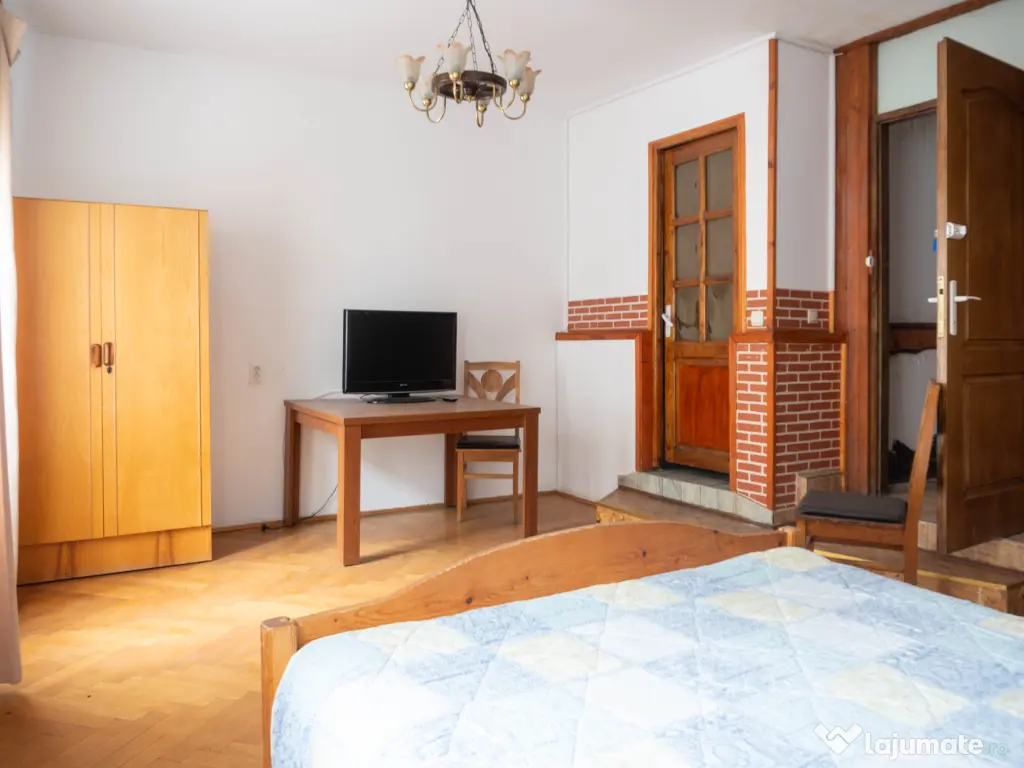 Oportunitate Investiție | 2 Apartamente (Etaj Complet) | Centrul Istoric 