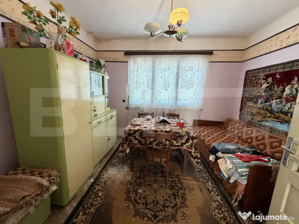 Casă cu 4 camere 120 mp și un teren de 800 mp 