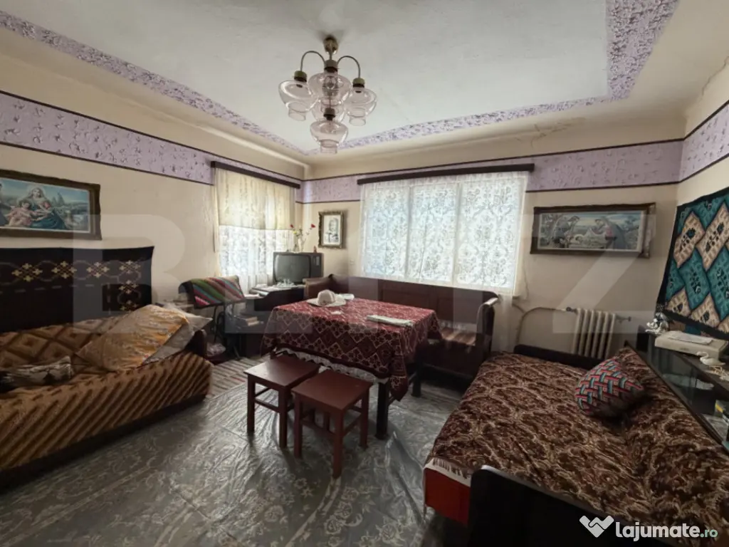 Casă cu 4 camere 120 mp și un teren de 800 mp 