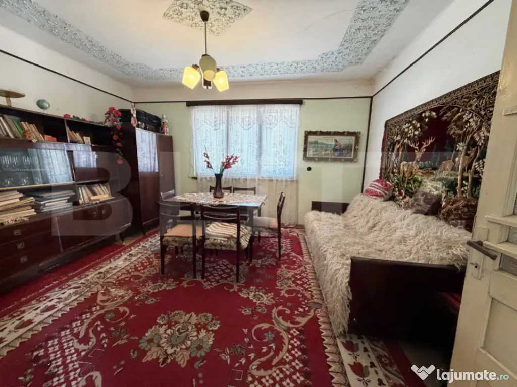 Casă cu 4 camere 120 mp și un teren de 800 mp 