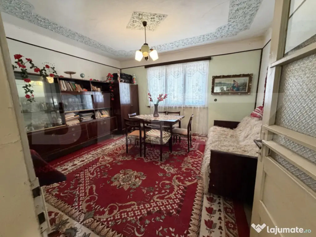 Casă cu 4 camere 120 mp și un teren de 800 mp 