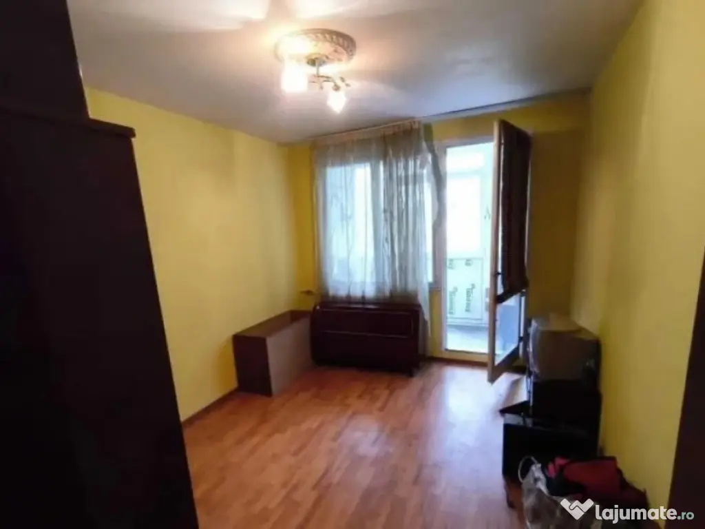 Metrou 1 Decembrie 1918, 3 cam, et. 1/4, bloc reabilitat