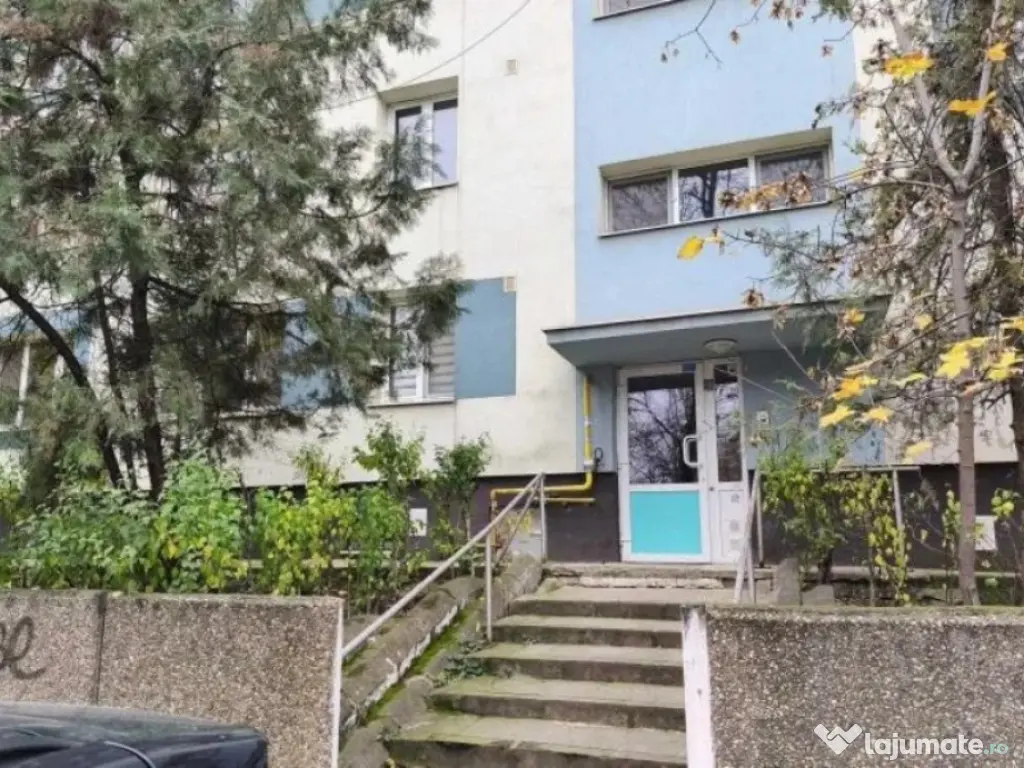 Metrou 1 Decembrie 1918, 3 cam, et. 1/4, bloc reabilitat