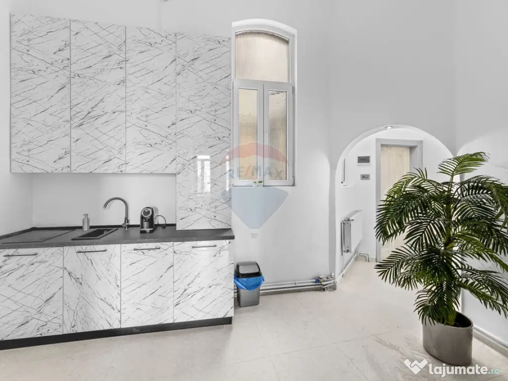 Birou ultracentral în clădire istorică (Palatul Nádasdy) 