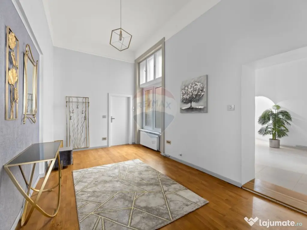 Birou ultracentral în clădire istorică (Palatul Nádasdy) 