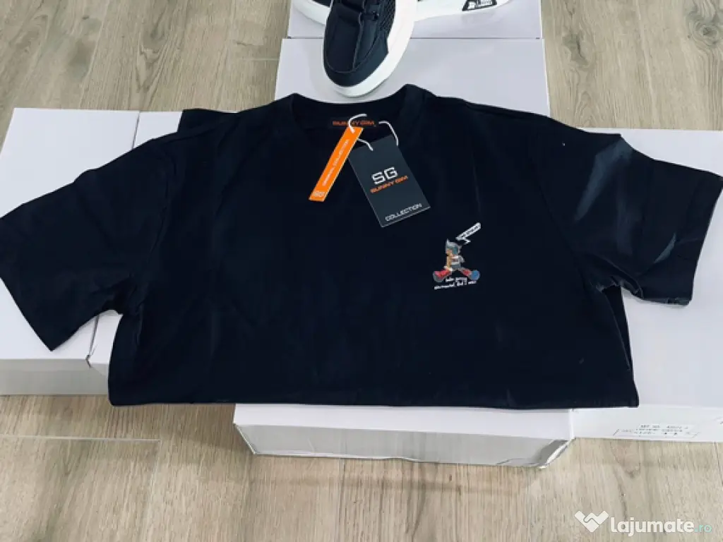 Diverse modele de haine și adidasi 