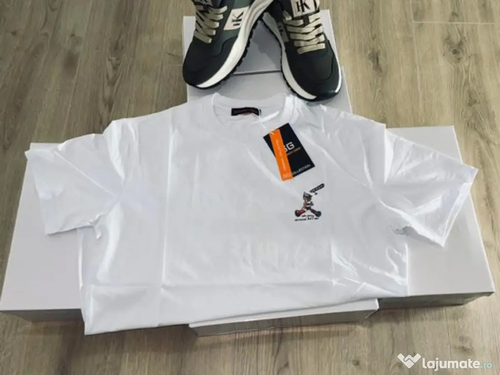 Diverse modele de haine și adidasi 