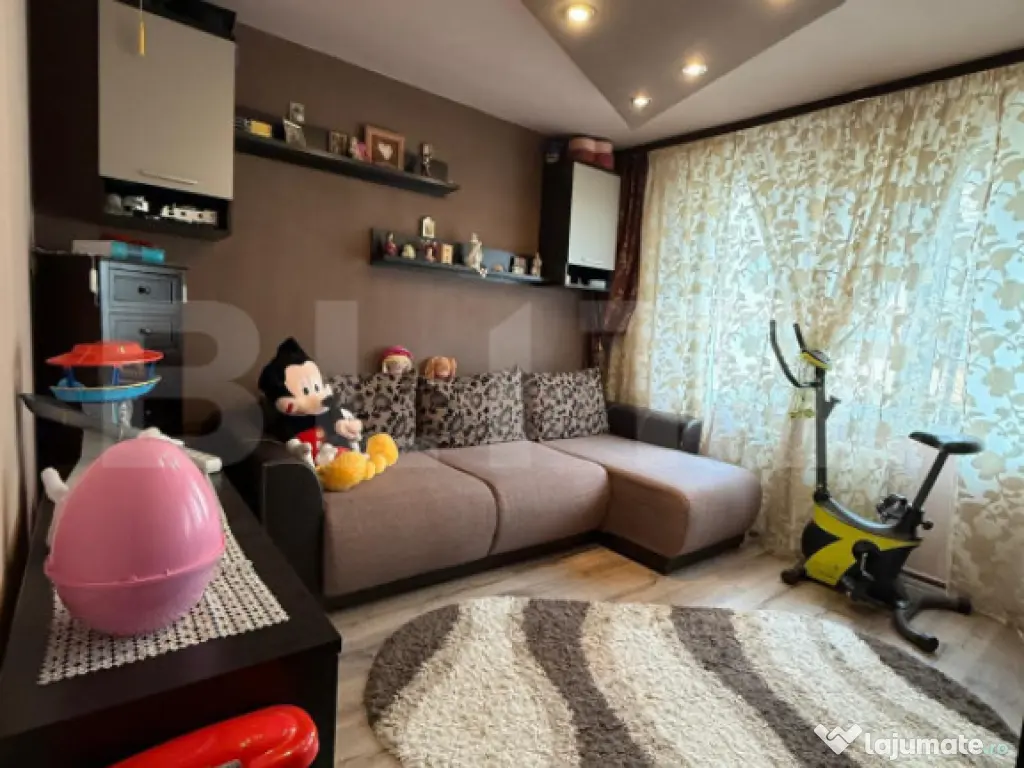 Apartament 2 camere, decomandat, boxa, etaj intermediar 