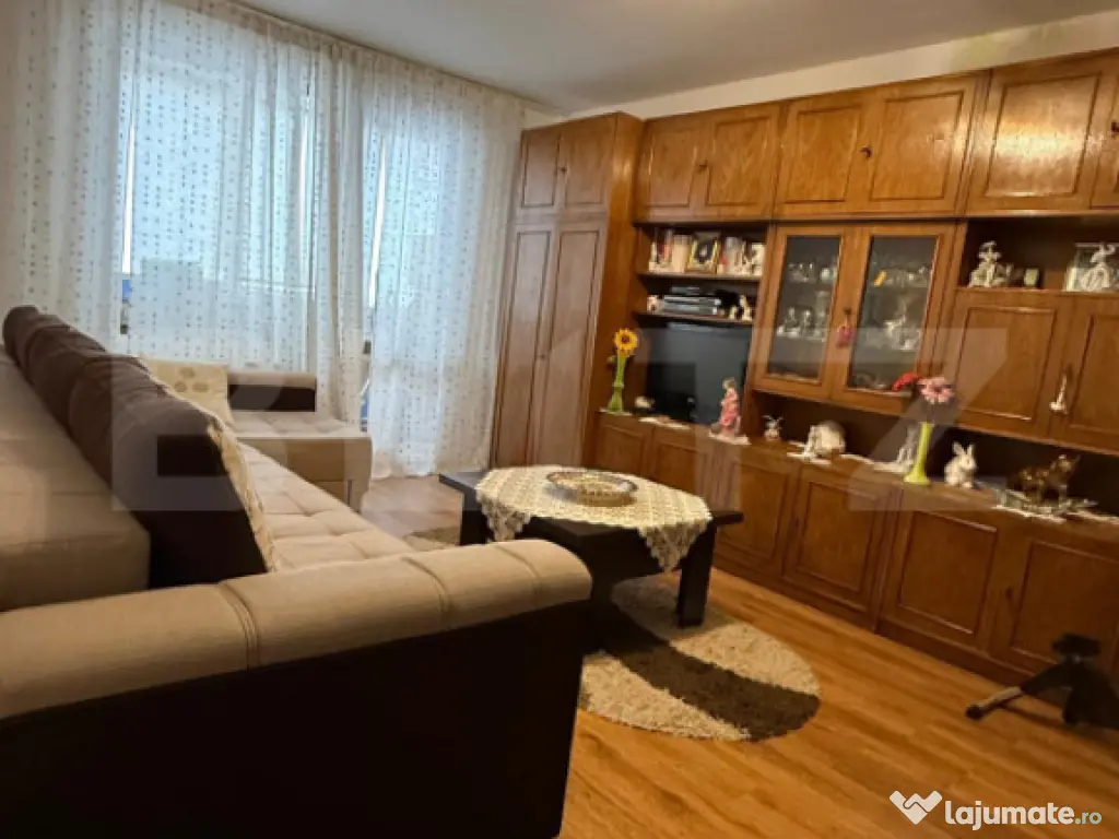 Apartament 2 camere, decomandat, boxa, etaj intermediar 