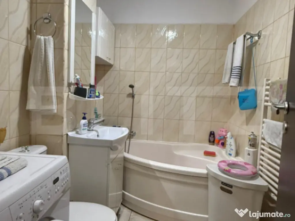 Apartament 2 camere, decomandat, boxa, etaj intermediar 