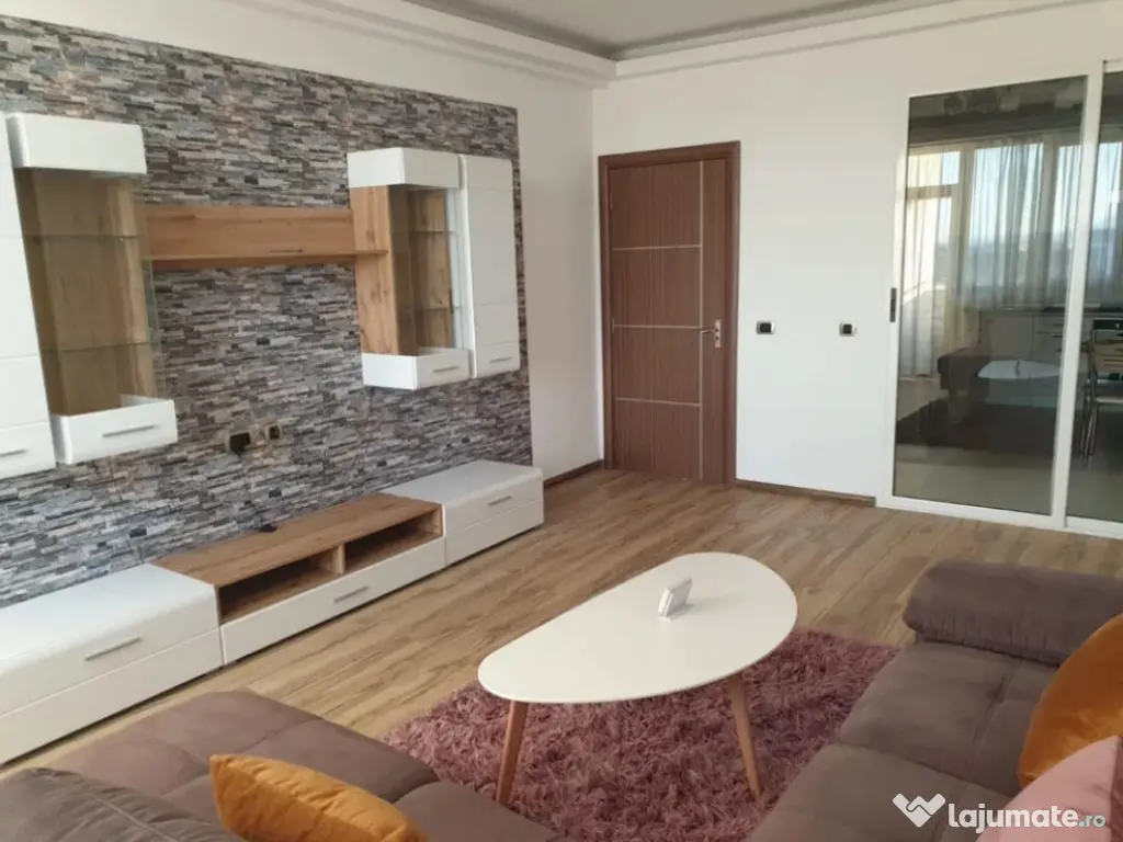 Apartament 2 camere, decomandat - zona Tractorul 