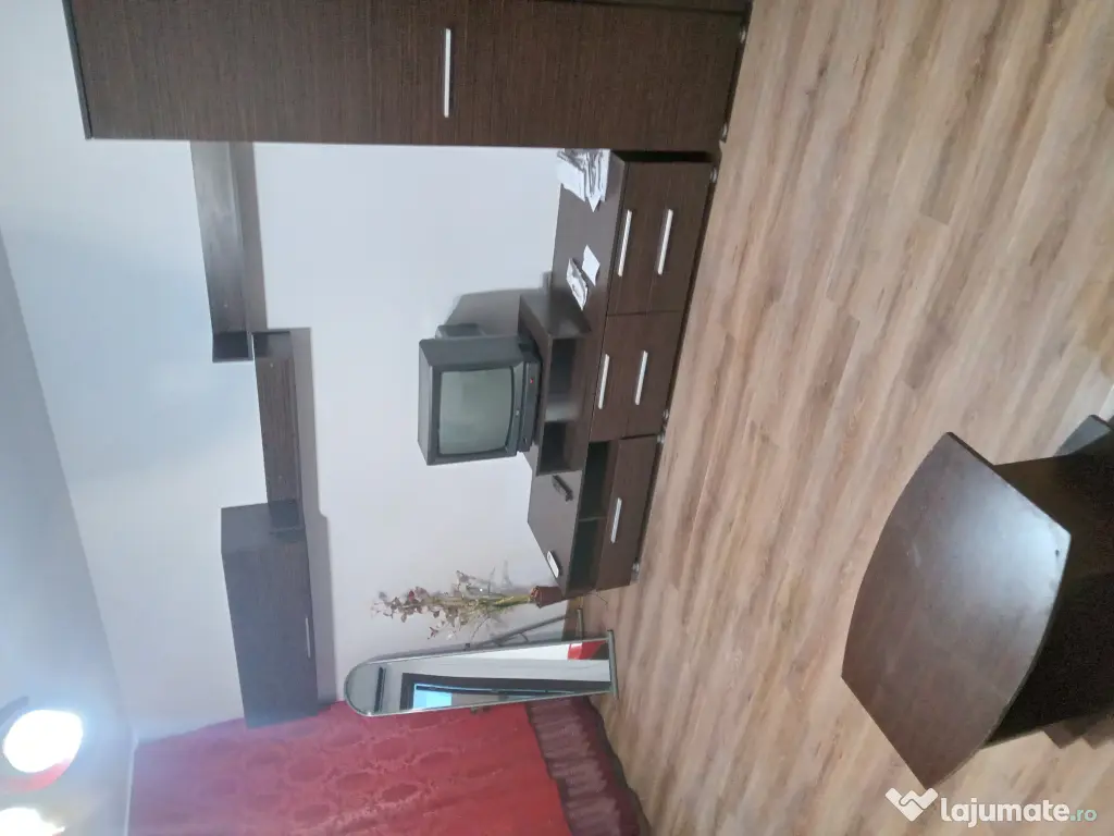 Închiriez garsoniera 