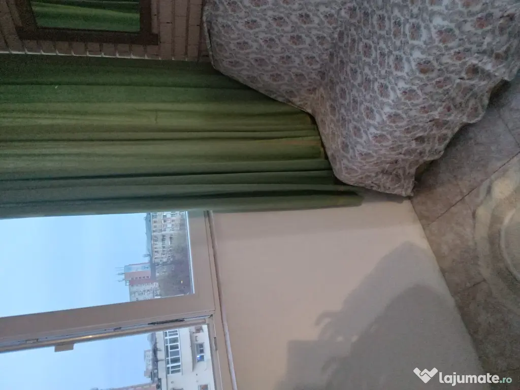 Închiriez garsoniera 