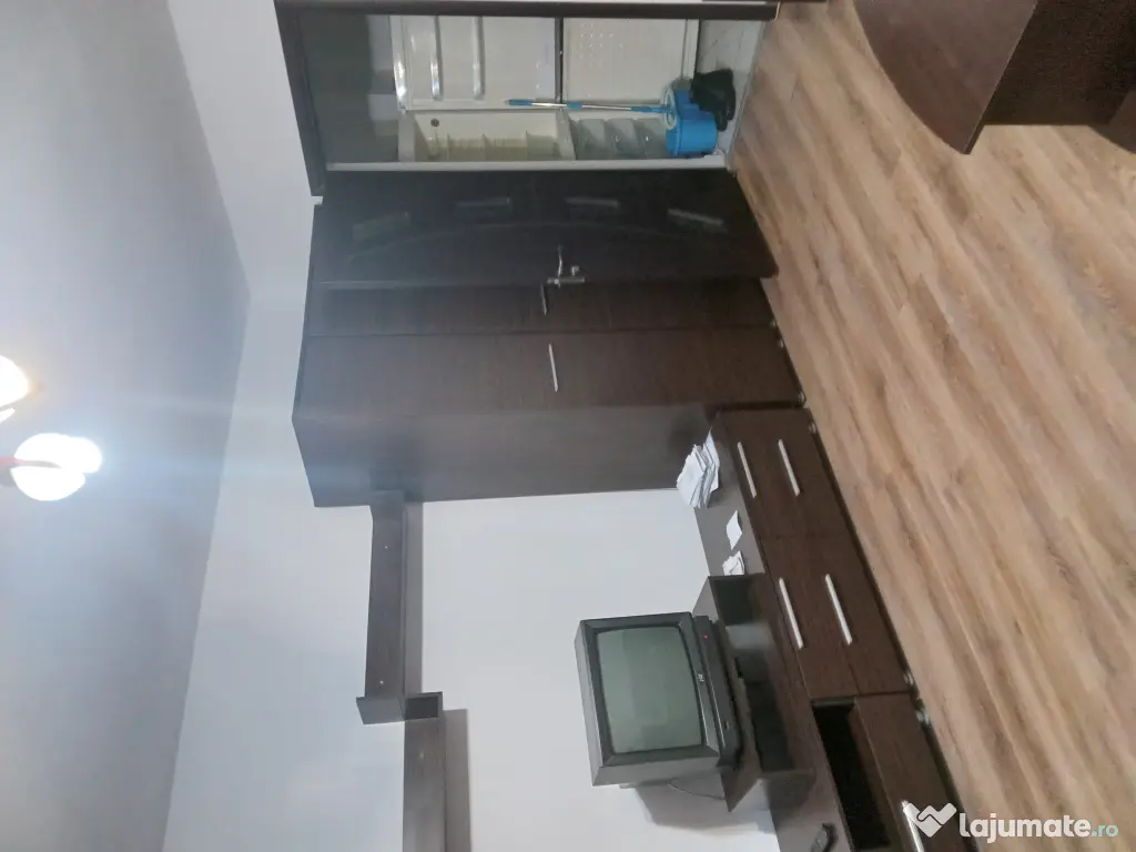 Închiriez garsoniera 