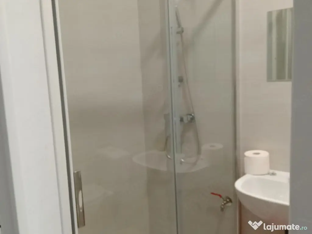 Apartament 3 camere, semidecomandat - zona Centrul Civic 