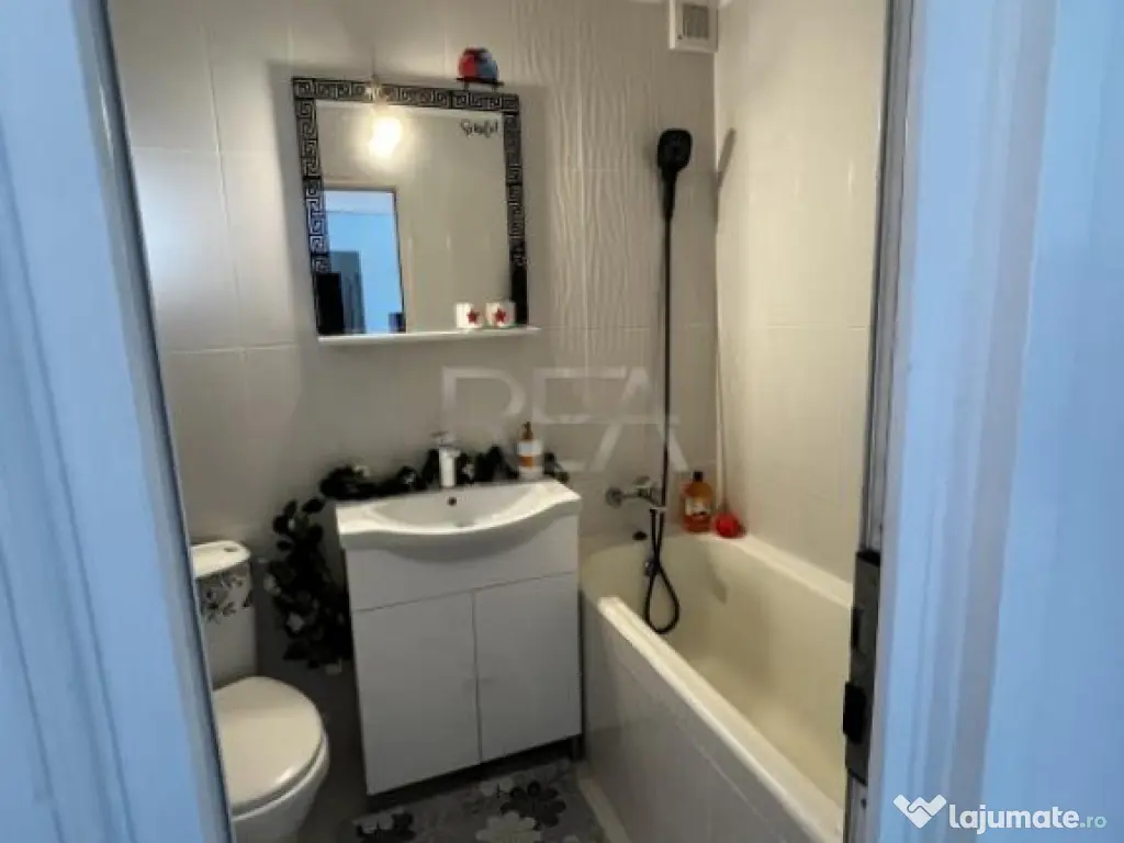 Apartament 3 camere 1 decembrie 1989 