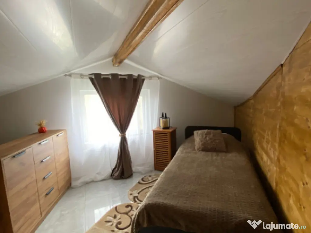 Apartament 4 camere decomandat 140mp, Mansarda, zona Consul 