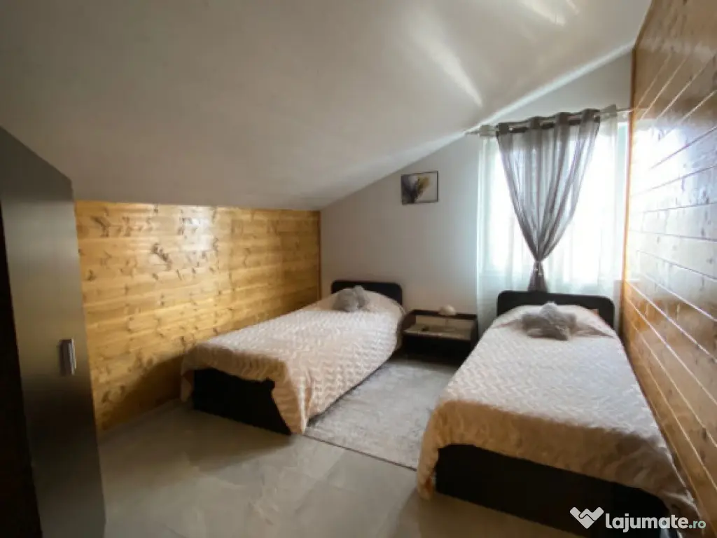 Apartament 4 camere decomandat 140mp, Mansarda, zona Consul 