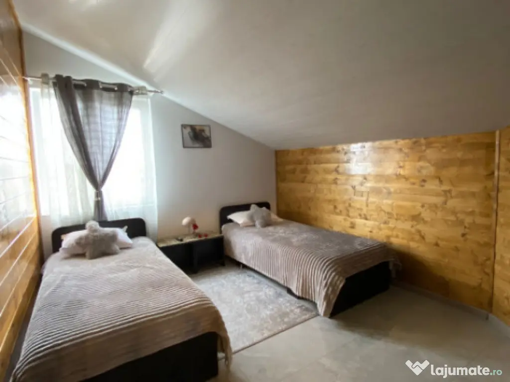 Apartament 4 camere decomandat 140mp, Mansarda, zona Consul 