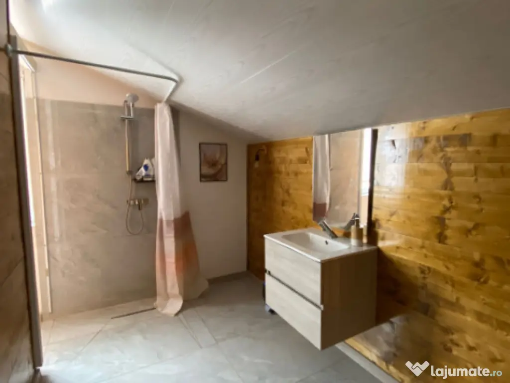 Apartament 4 camere decomandat 140mp, Mansarda, zona Consul 