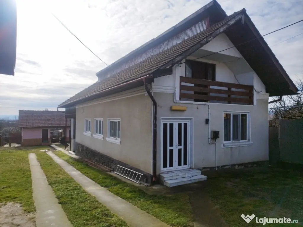 Vând proprietate cu două case plus anexe!