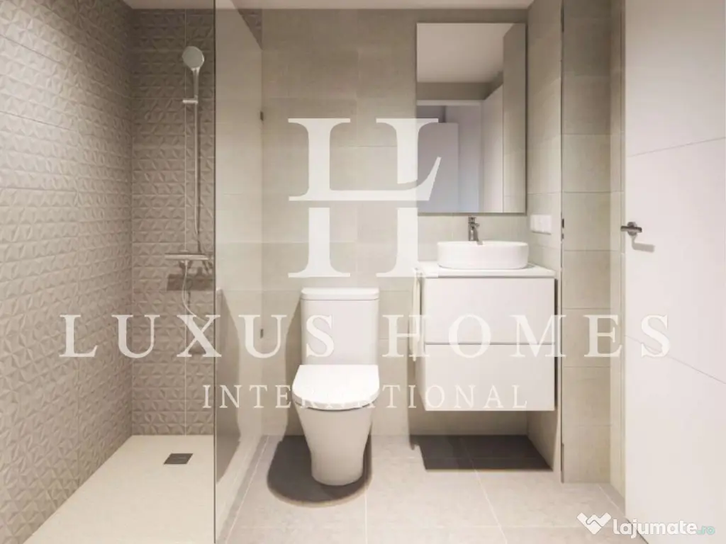 Apartament la parter, cu piscină, terasă și vedere la mare, lângă plaja 