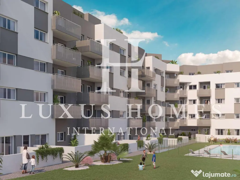 Apartament la parter, cu piscină, terasă și vedere la mare, lângă plaja 