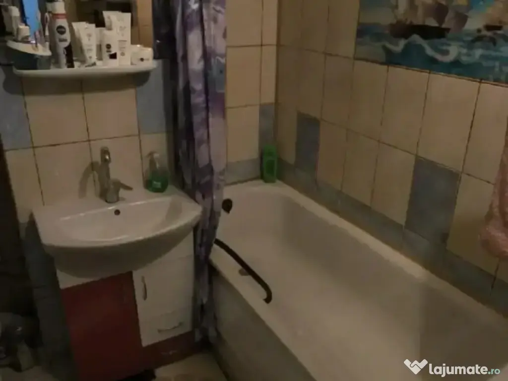 Apartament 3 camere, semidecomandat - zona Noua 