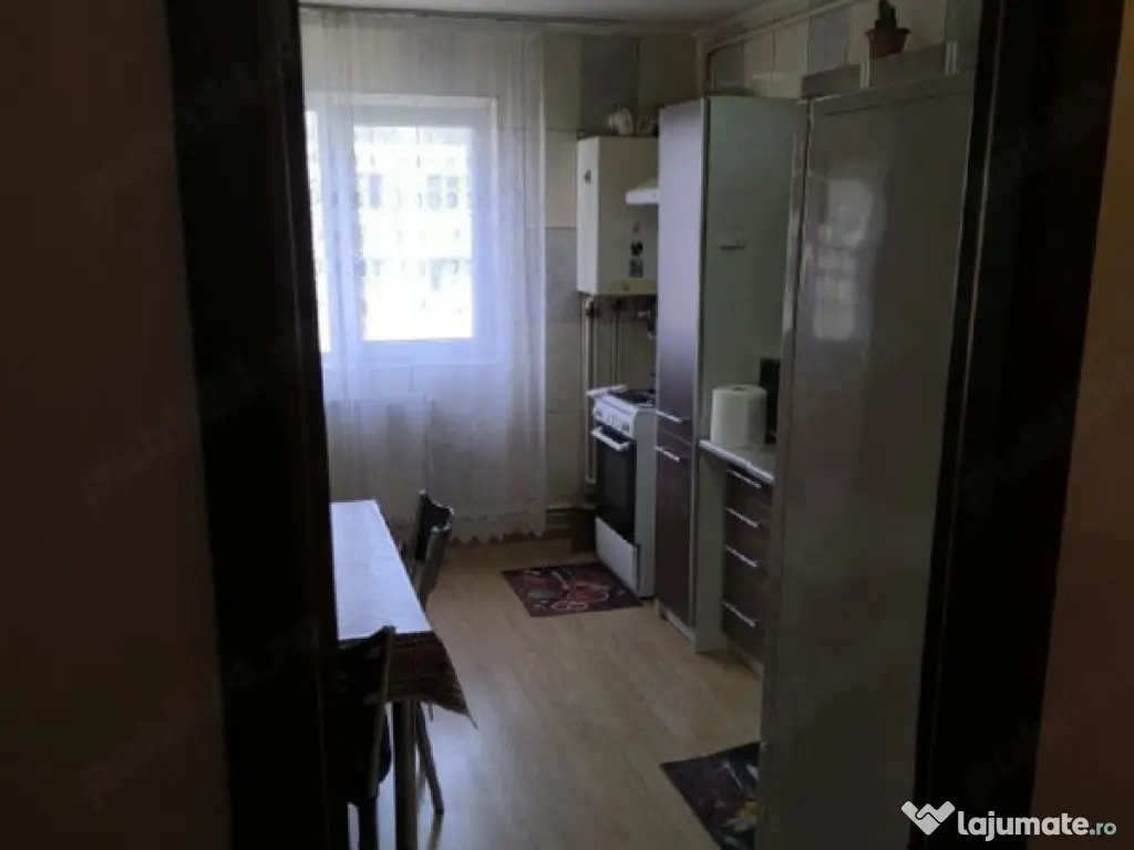 Apartament 3 camere, semidecomandat - zona Noua 