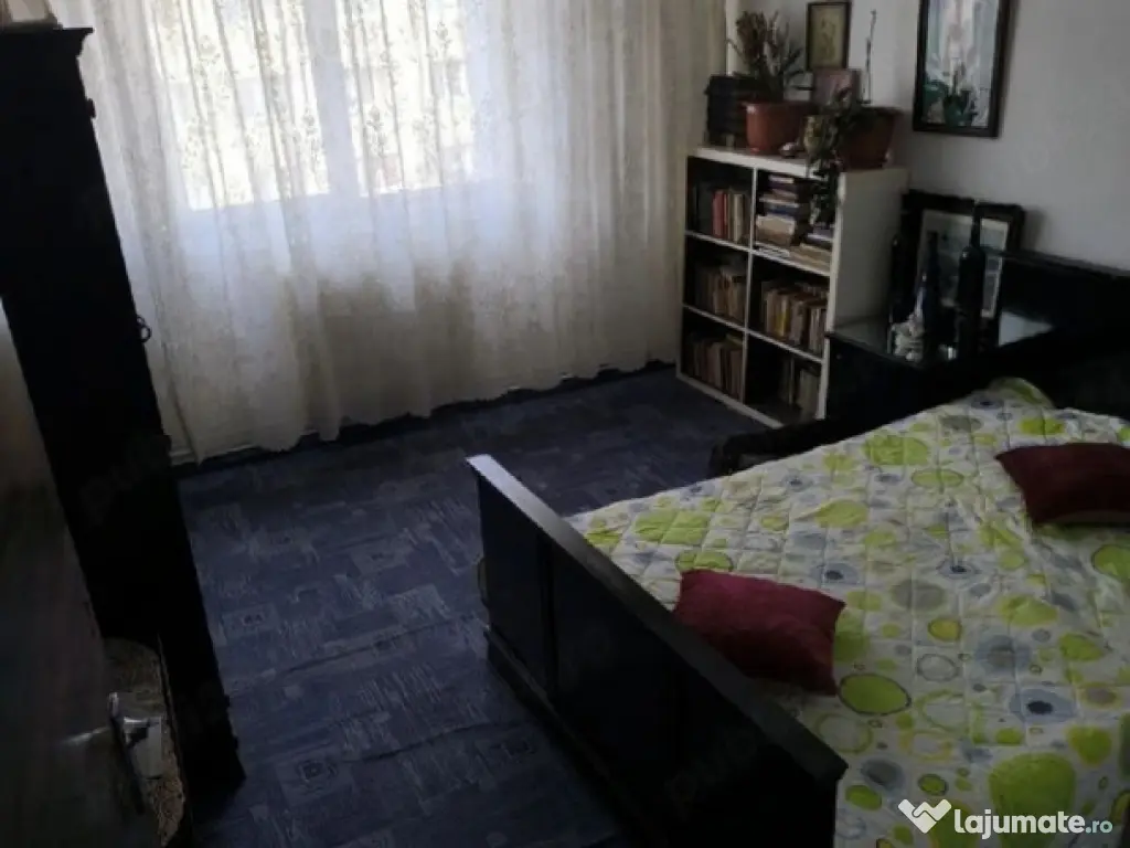 Apartament 3 camere, semidecomandat - zona Noua 