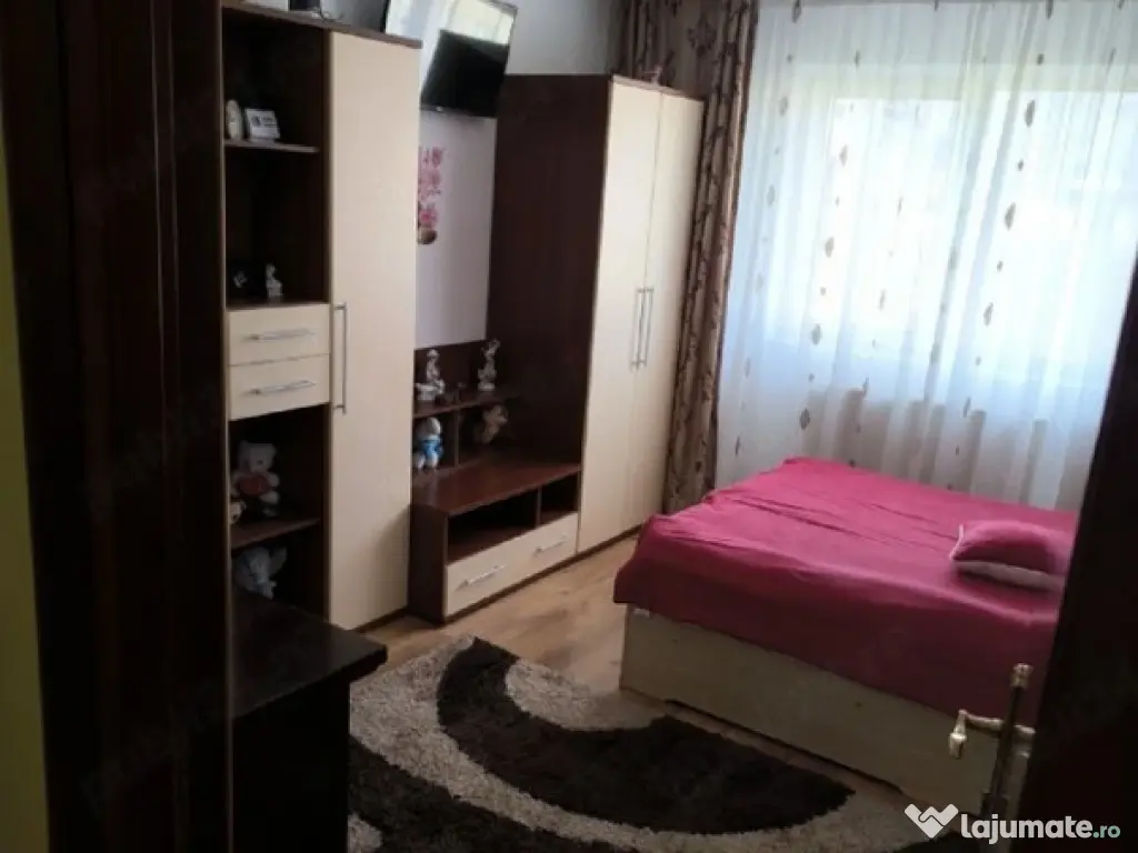 Apartament 3 camere, semidecomandat - zona Noua 