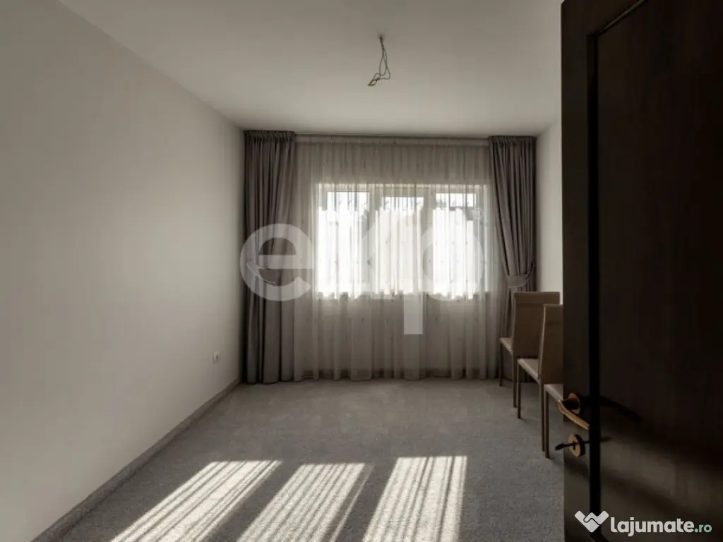 Casă/Vilă duplex cu 5 camere de vânzare, strada 9 Mai- zo 