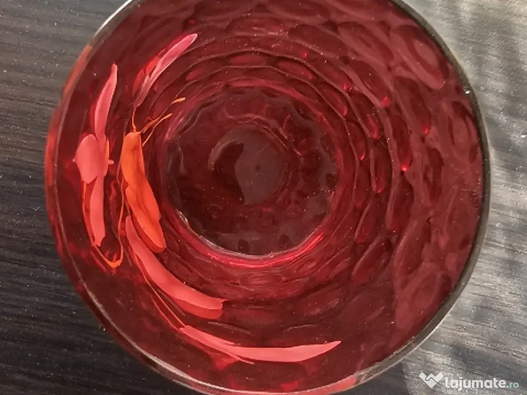 Vand pahar nou din cristal rubin. Are o vechime de peste 100 de ani. 