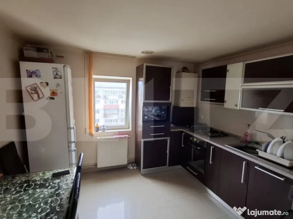 Apartament 3 camere decomandat, etaj 4, balcon, izolat – M 