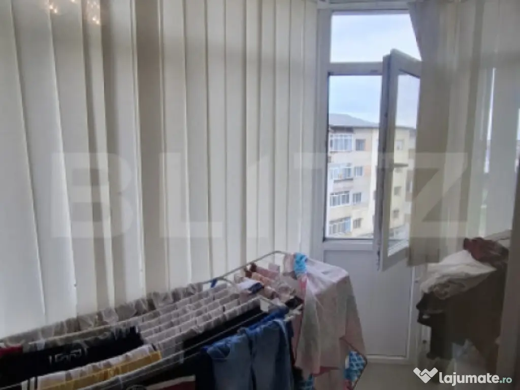 Apartament 3 camere decomandat, etaj 4, balcon, izolat – M 