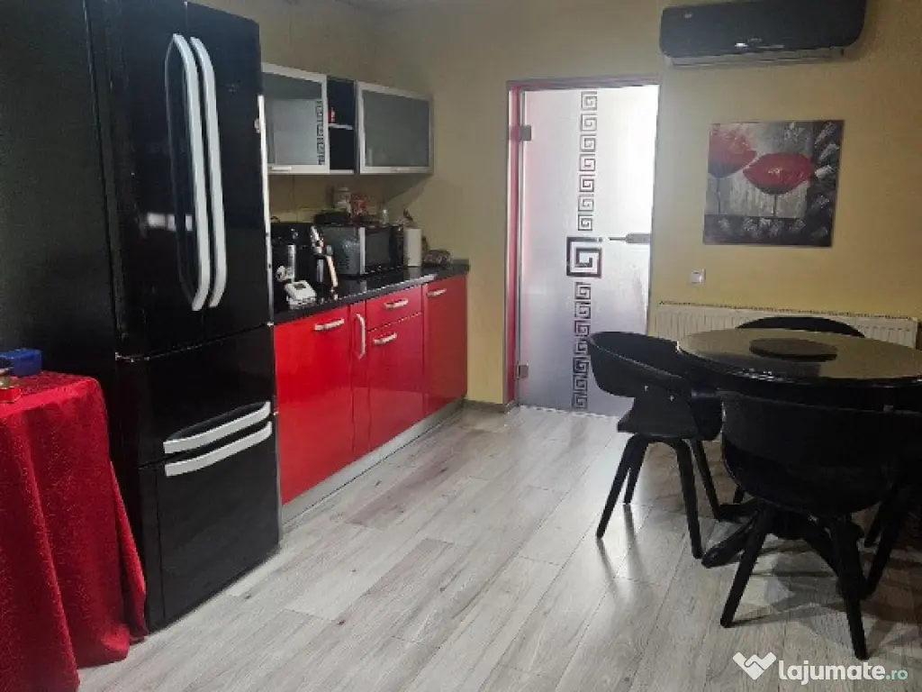 Apartament 2 camere, decomandat, living open space. 